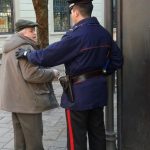 carabinieri con anziani
