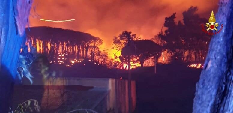 La Sicilia stretta nella morsa degli incendi