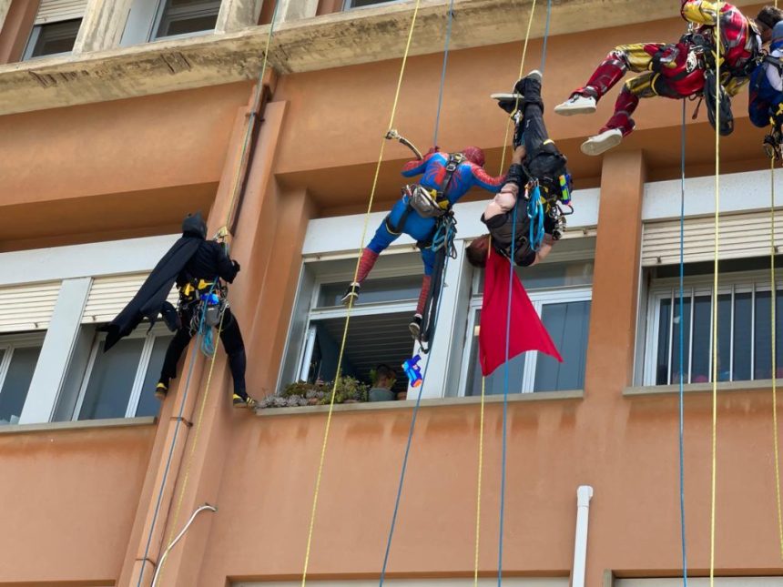 Messina Policlinico. Supereroi acrobatici per i piccoli pazienti
